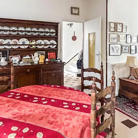 4 Bedroom Cozy In Сasa de vacaciones