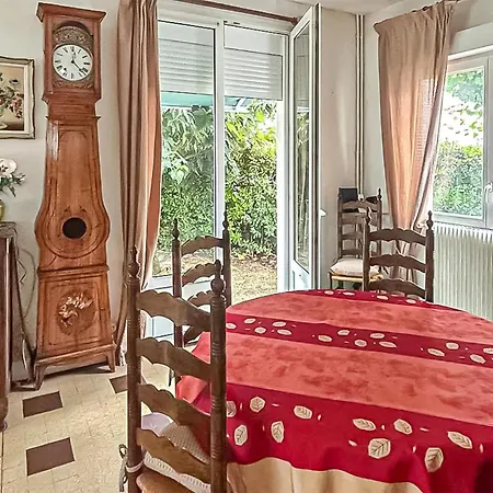 4 Bedroom Cozy In Сasa de vacaciones Royan