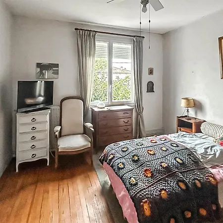 4 Bedroom Cozy In Royan