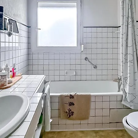 Сasa de vacaciones 4 Bedroom Cozy In *